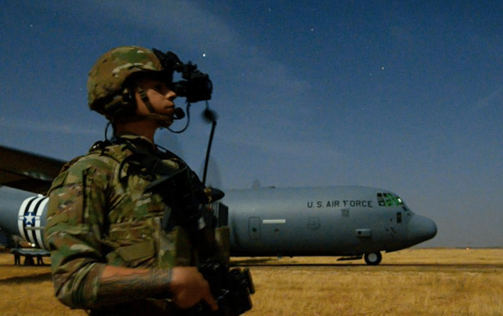 A U.S. Army soldier provides security for a U.S. Air Force C-130J in Somalia. (U.S. Africa Command photo/Released)